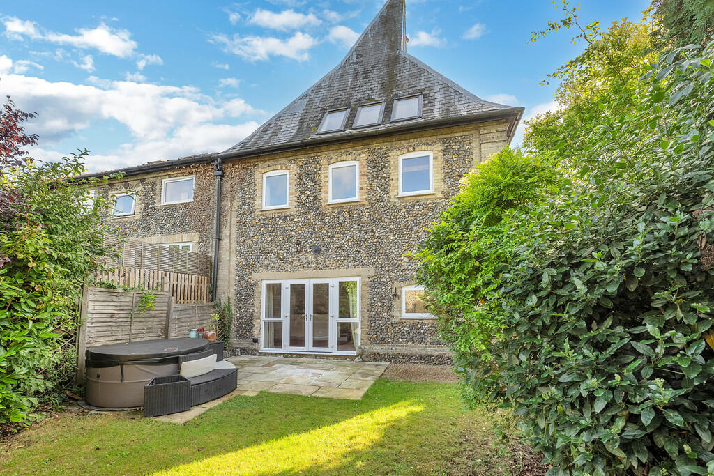 3 bedroom end of terrace house for sale in Wattisfield Road, Walshamle