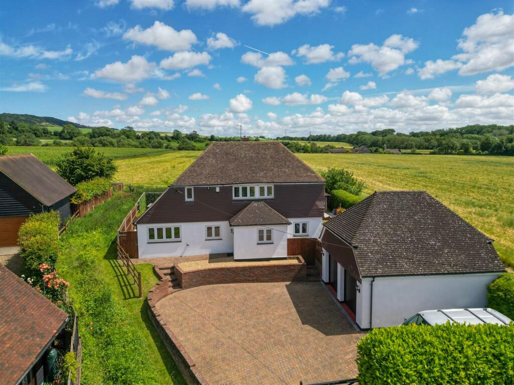 4 bedroom detached house for sale in Pratling Street, Aylesford, ME20