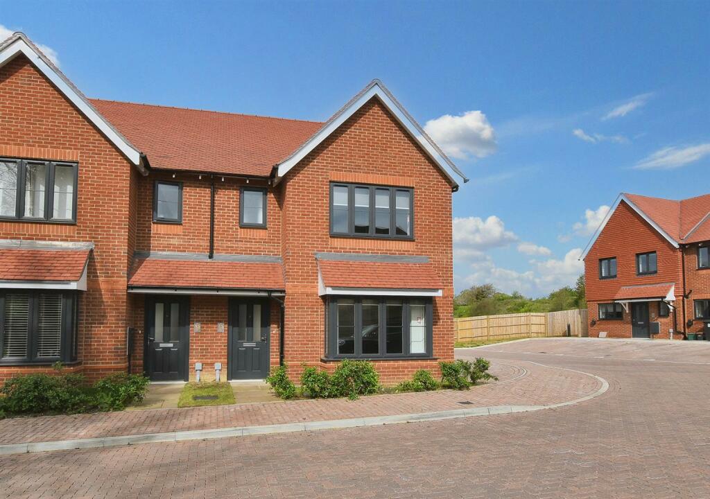 3 bedroom semidetached house for sale in Thorndike Close, Rochester Road, Aylesford, ME20