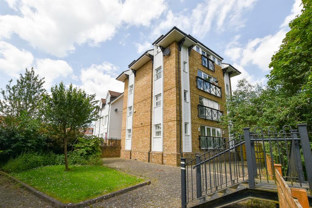 2 bedroom apartment for sale in Medway Court, Aylesford, ME20