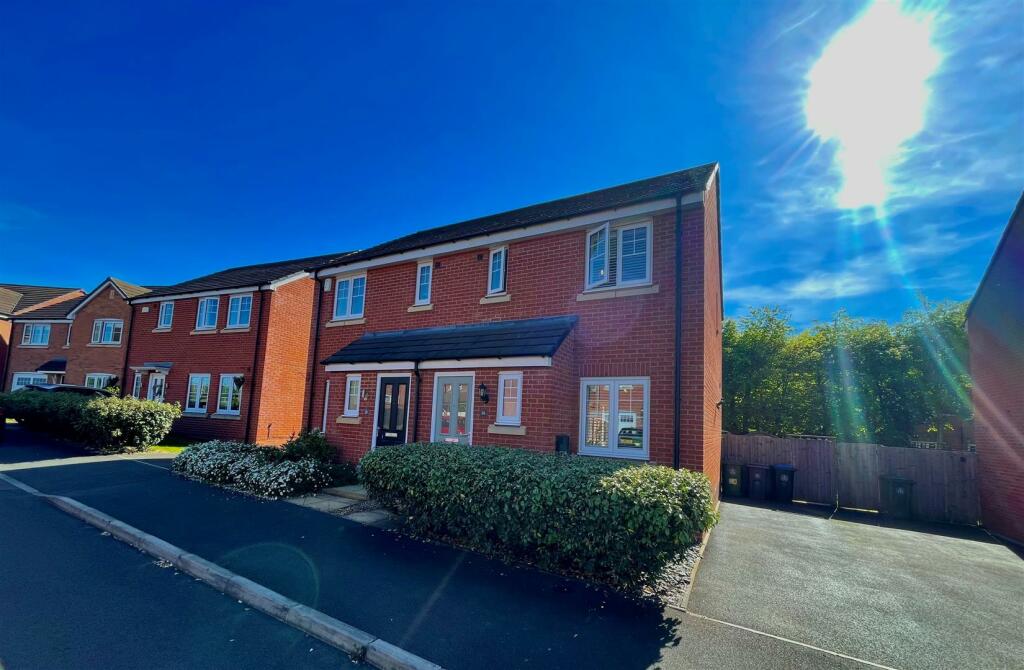 2 bedroom semidetached house for sale in Edgehill Drive, Stratford