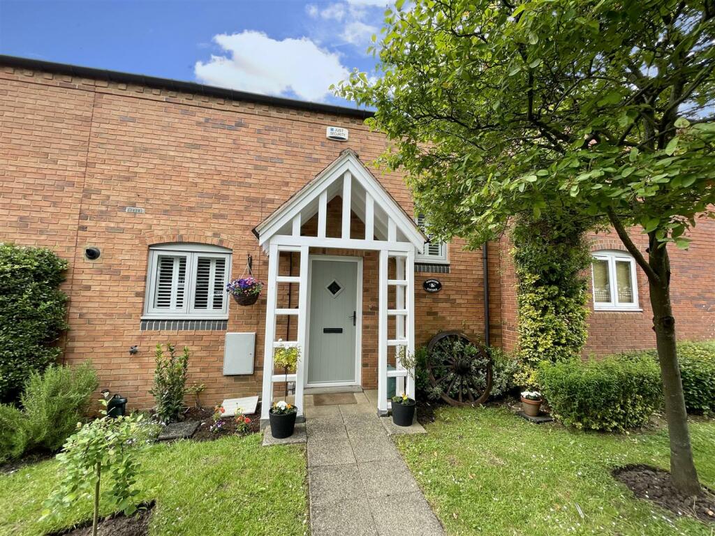 3 bedroom terraced house for sale in West Park Close, StratfordUpon