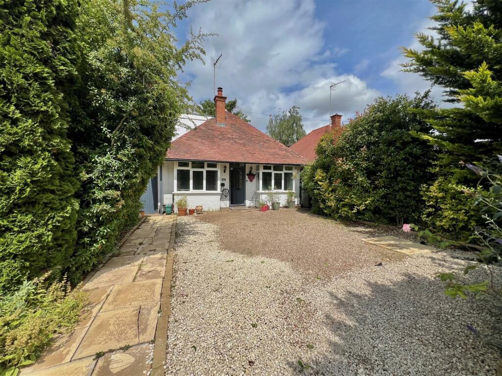2 bedroom detached bungalow for sale in Alcester Road, StratfordUpon