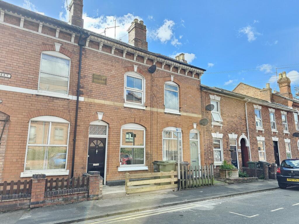 2 bedroom terraced house for sale in Middle Street, Worcester, Worcestershire, WR1