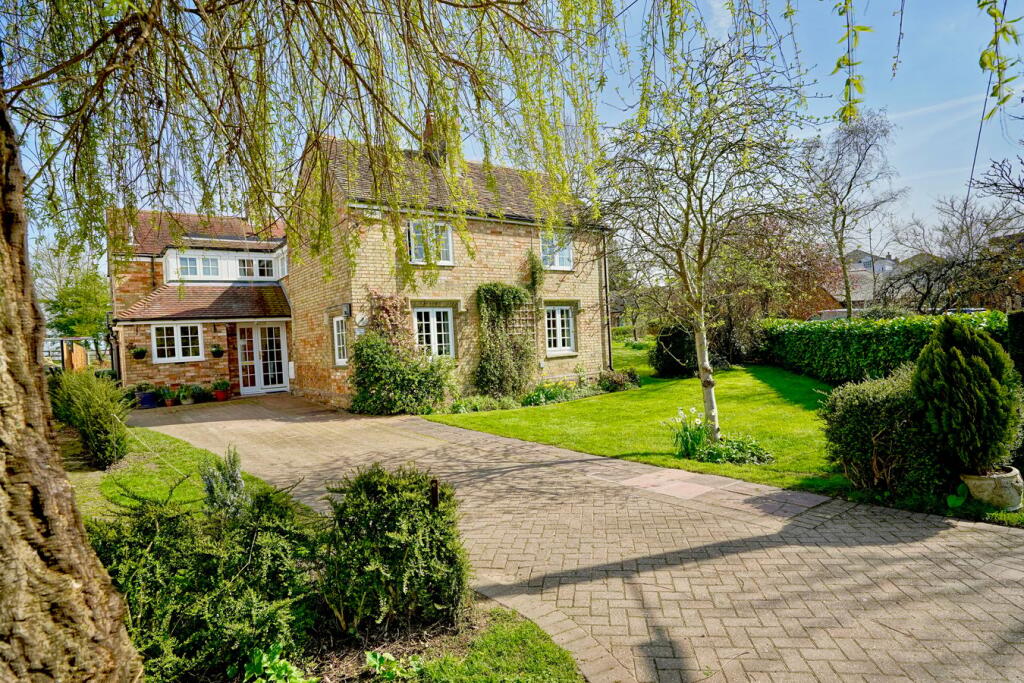 5 bedroom detached house for sale in Owl End, Great Stukeley