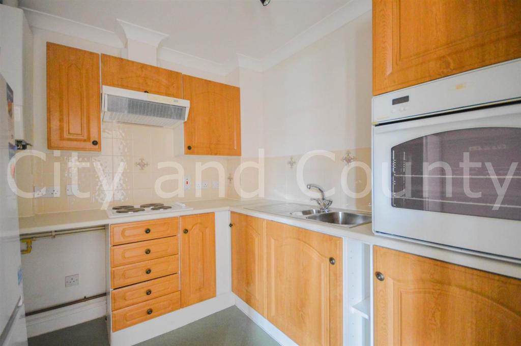2 bedroom flat for sale in Cathedral Green, Peterborough, PE1