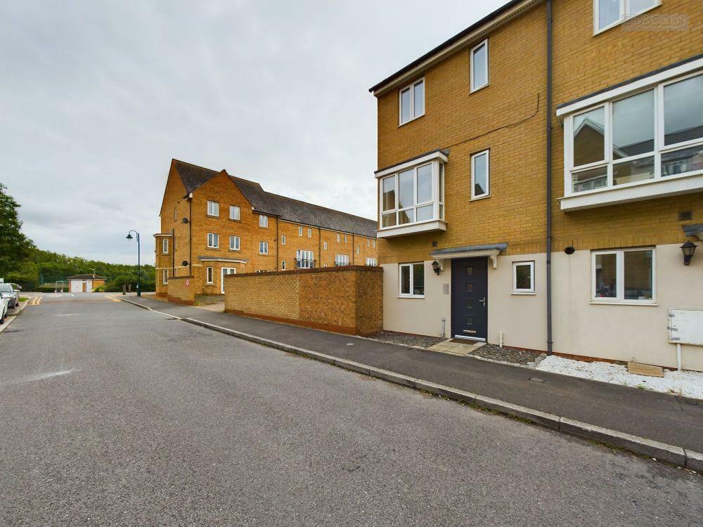 3 bedroom end of terrace house for sale in Harn Road, Hampton Centre, Peterborough, PE7
