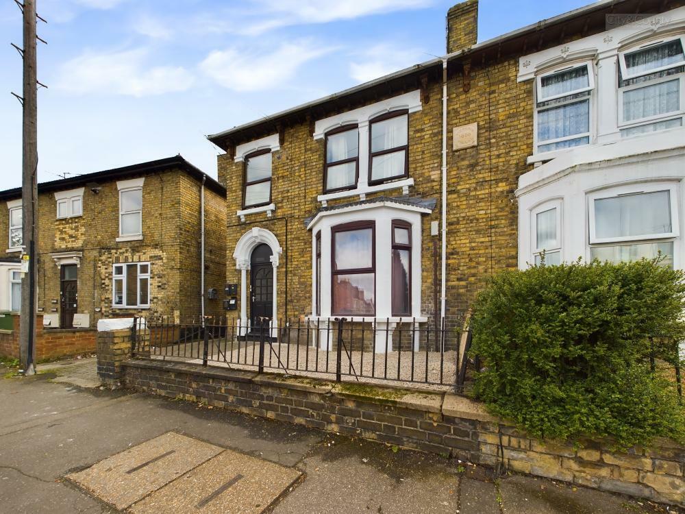 4 bedroom flat for sale in Eastfield Road, Peterborough, PE1