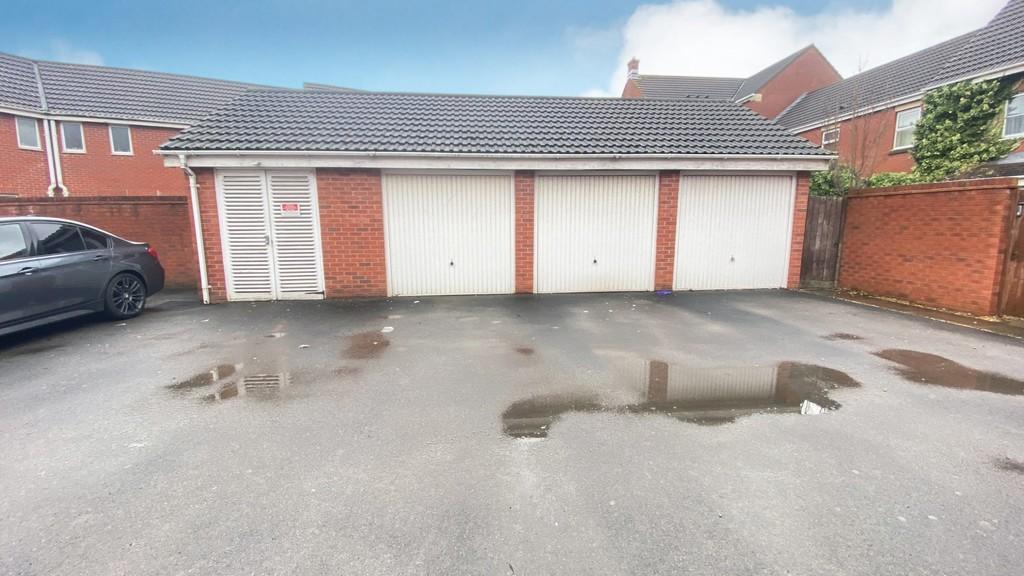3 bedroom end of terrace house for sale in Stroud Way, Weston Village