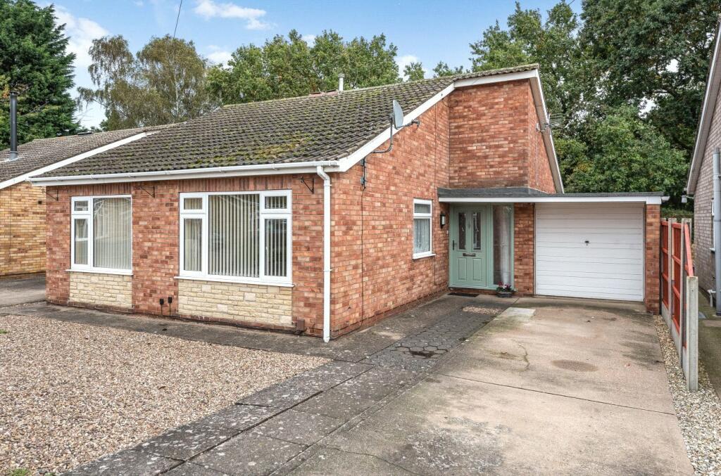 3 bedroom bungalow for sale in Magpie Close, Skellingthorpe, Lincoln
