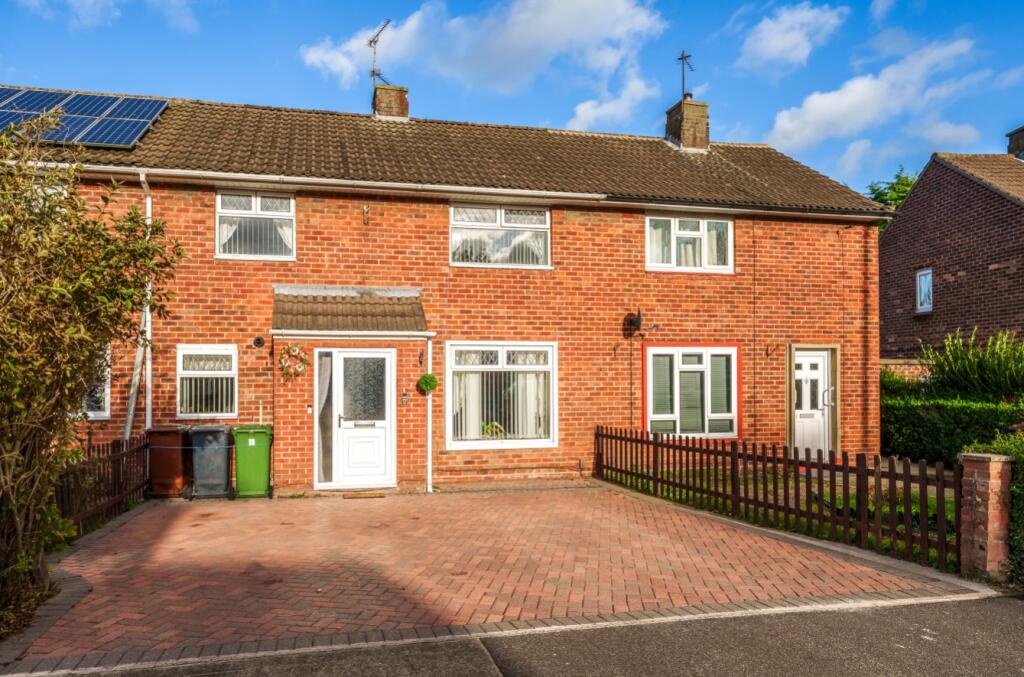3 bedroom terraced house for sale in Stapleford Avenue, Lincoln