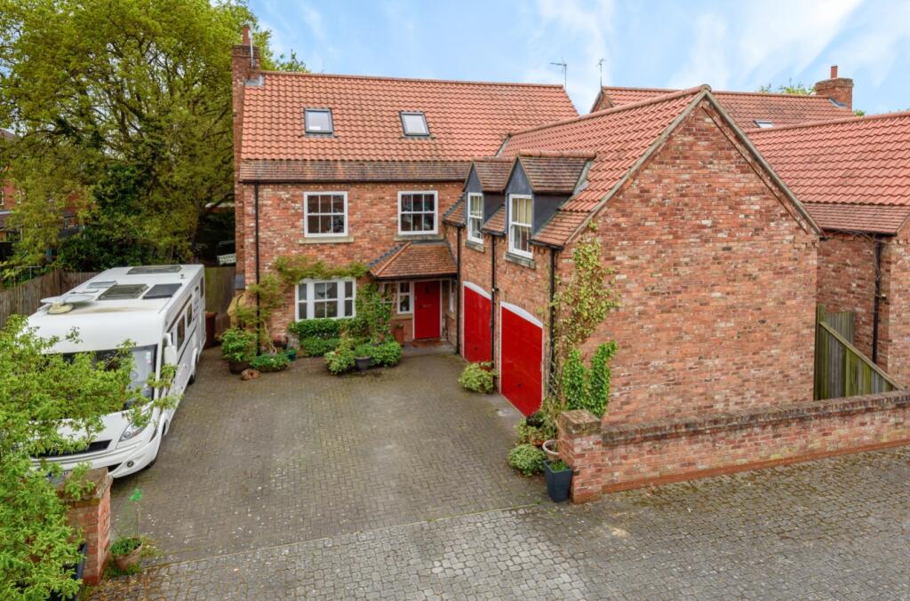 6 bedroom detached house for sale in Woodchester Court, North Hykeham
