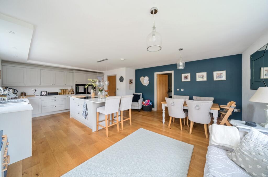 4 bedroom detached house for sale in High Street, Brant Broughton