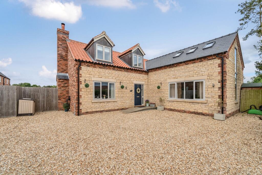 4 bedroom detached house for sale in High Street, Brant Broughton