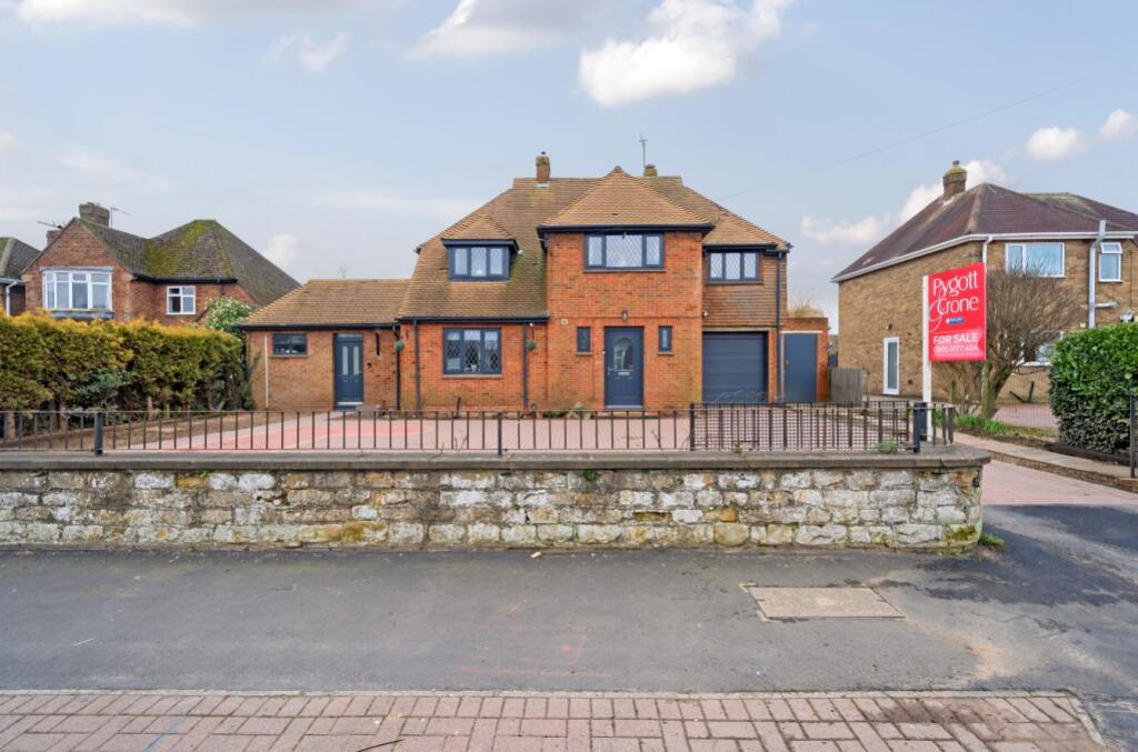 5 bedroom detached house for sale in Moor Lane, North Hykeham, North