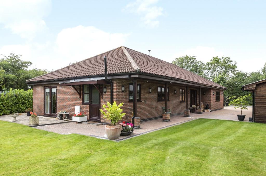 4 bedroom bungalow for sale in Sykes Lane, Saxilby, LN1