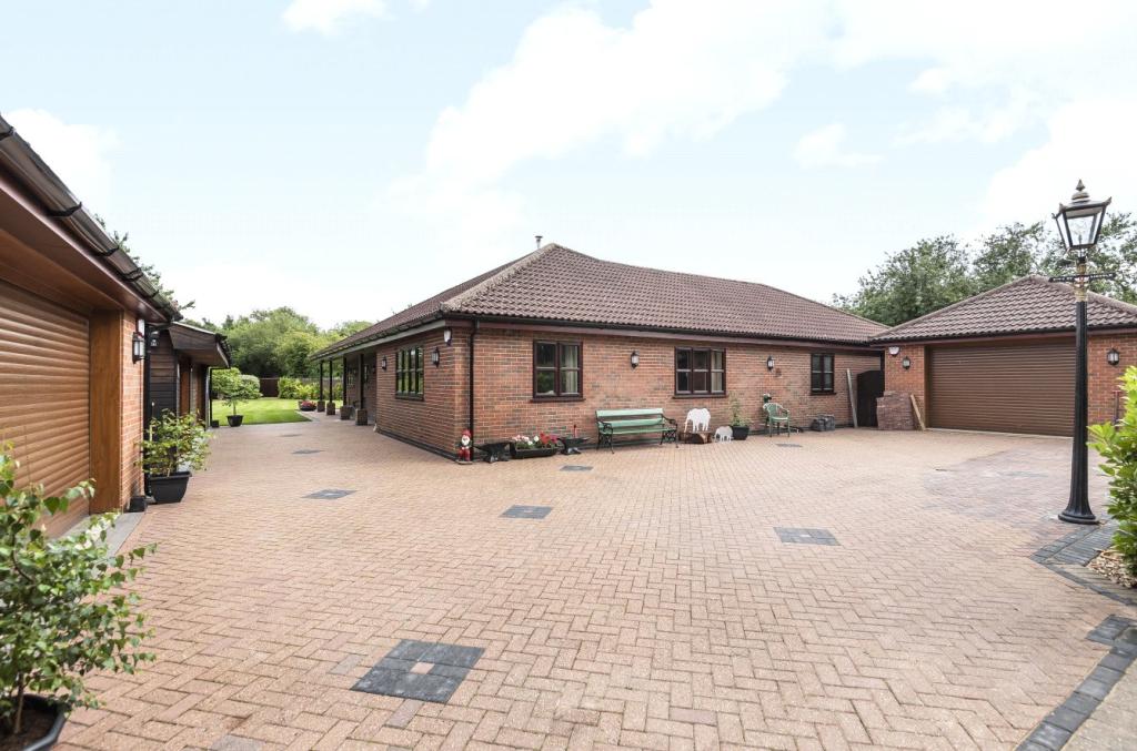 4 bedroom bungalow for sale in Sykes Lane, Saxilby, LN1