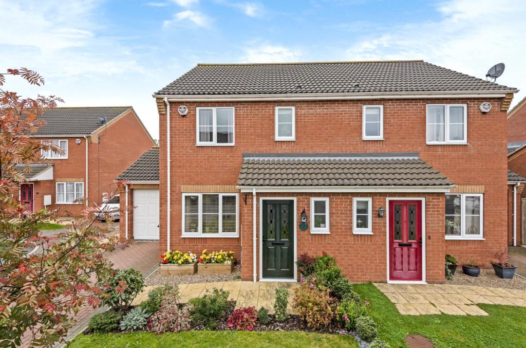 3 bedroom semidetached house for sale in Jubilee Close, Cherry