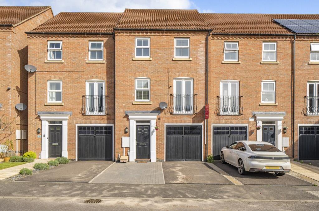 4 bedroom town house for sale in Pentland Drive, Sleaford, Lincolnshire