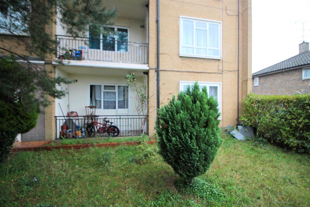 2 bedroom flat for sale in Albert Drive, Woking, GU21