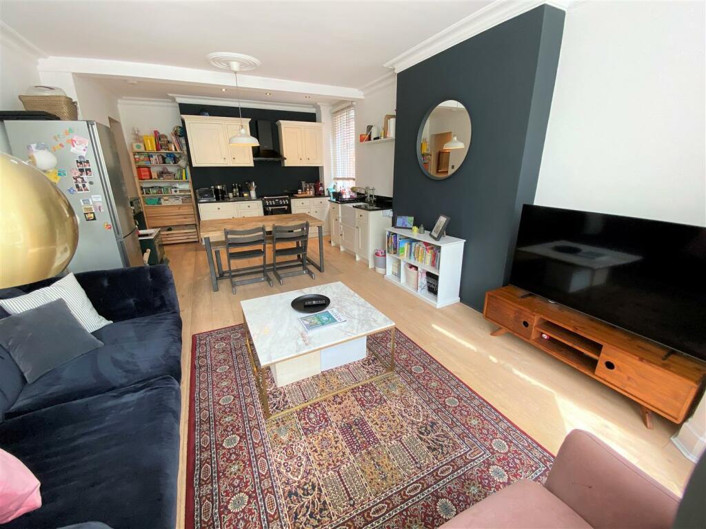 2 bedroom flat for sale in Barlow Moor Road, West Didsbury, M20