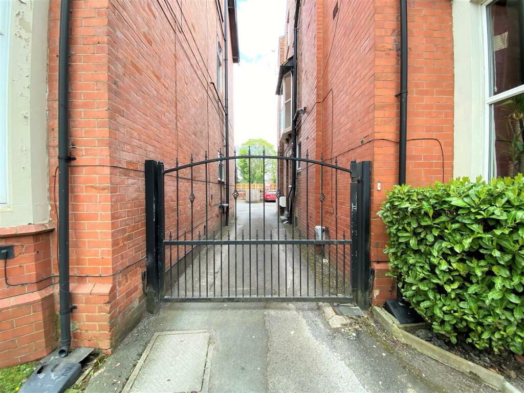 2 bedroom flat for sale in Barlow Moor Road, West Didsbury, M20