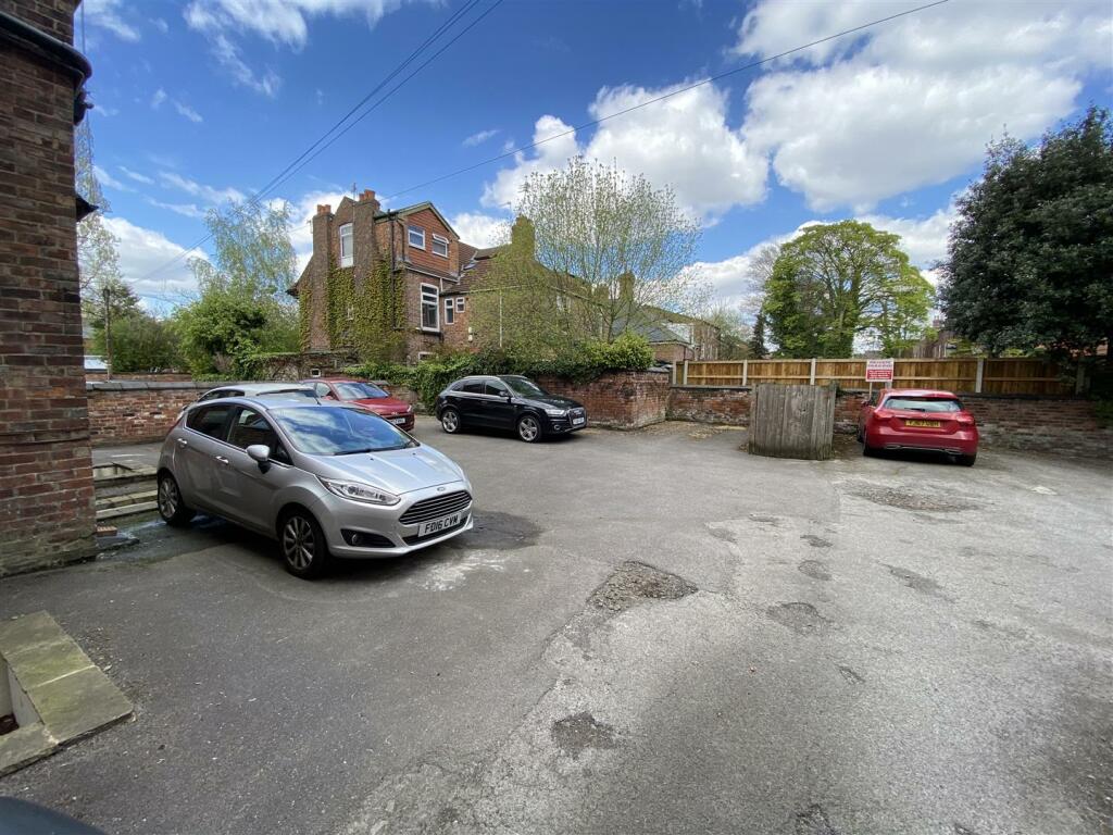 2 bedroom flat for sale in Barlow Moor Road, West Didsbury, M20