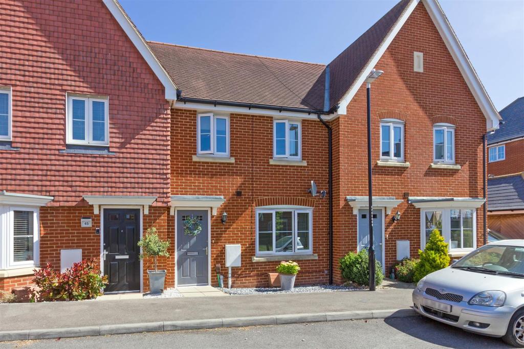 3 bedroom terraced house for sale in Primrose Avenue, Sittingbourne, ME10