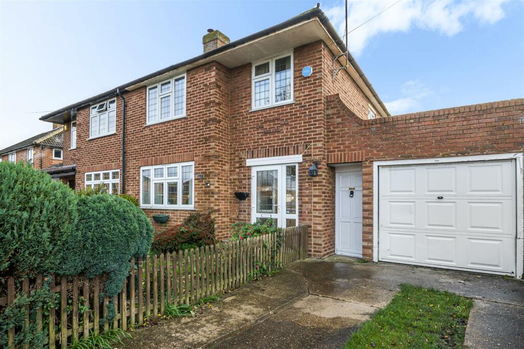3 bedroom semidetached house for sale in Leasway, Bedford, MK41