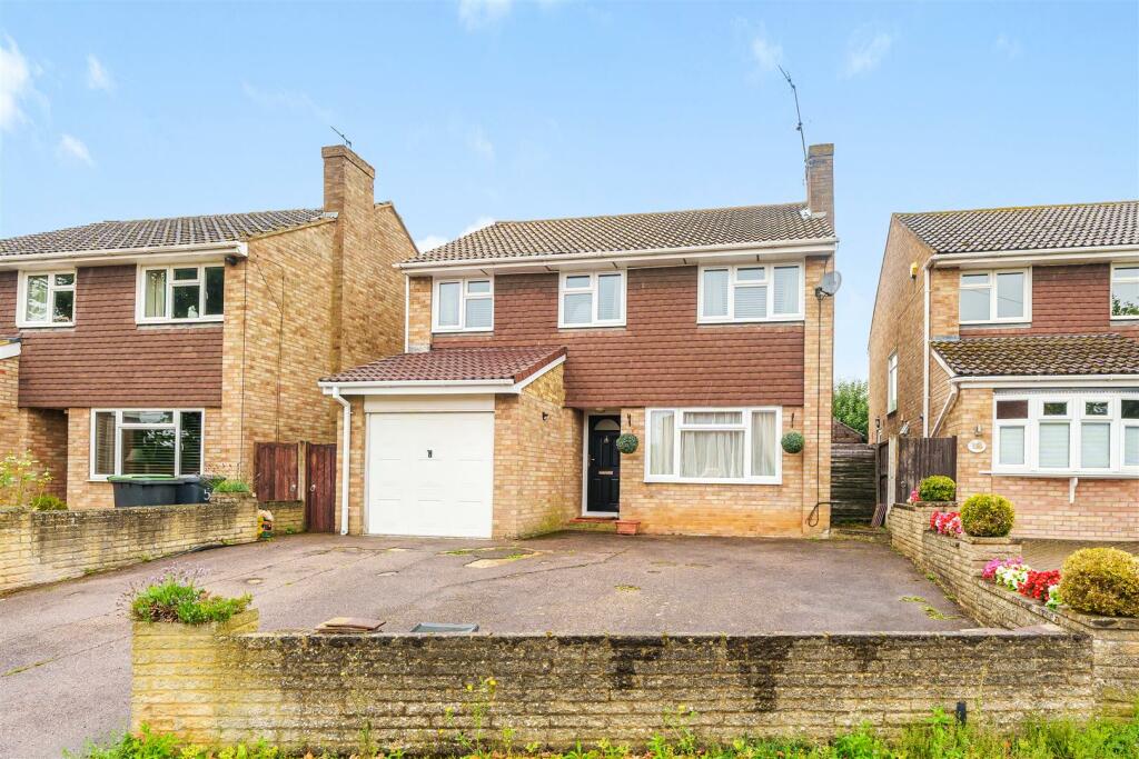 4 bedroom detached house for sale in Bridle Drive, Clapham, Bedford, MK41