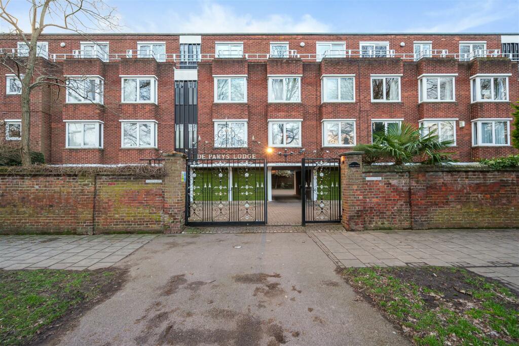 2 bedroom flat for sale in De Parys Avenue, Bedford, MK40