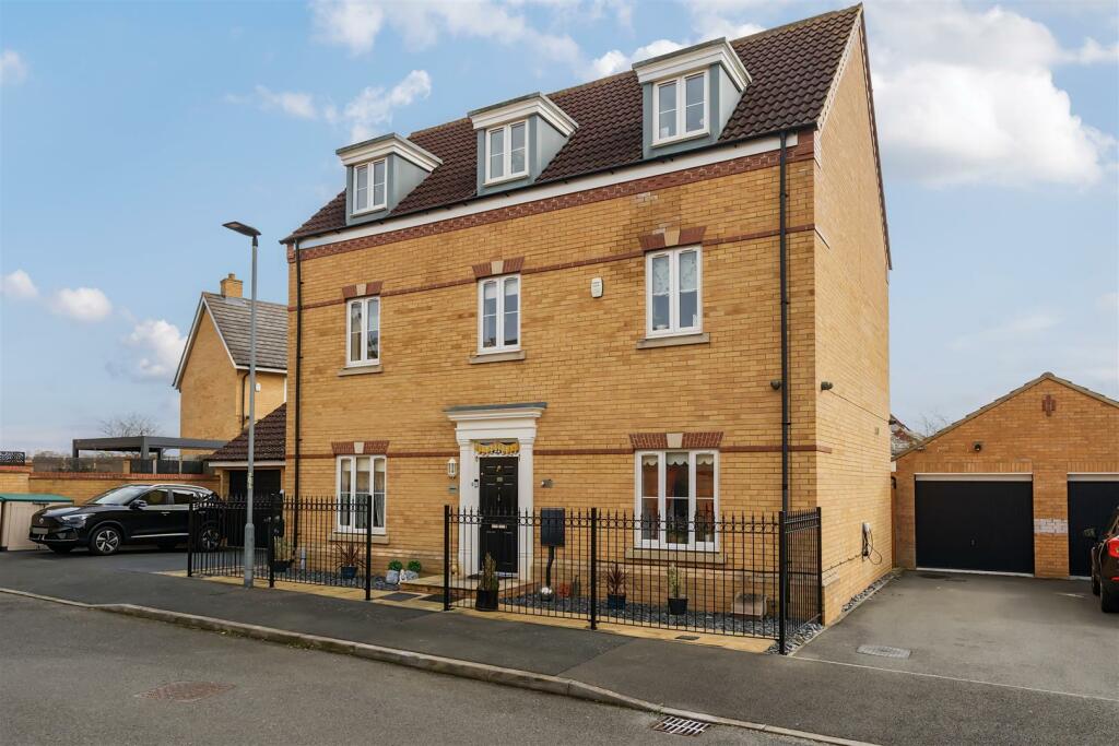 5 bedroom detached house for sale in Crispin Drive, Bedford, MK41