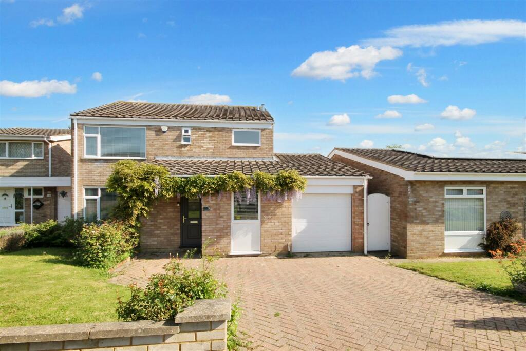 4 bedroom detached house for sale in Somerton Close, Bedford, MK41