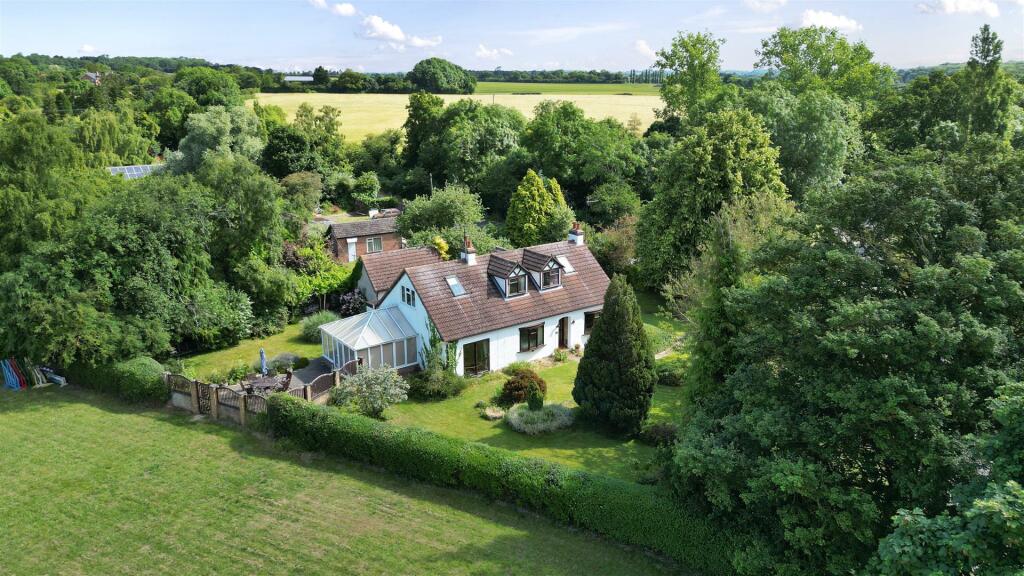 5 bedroom chalet for sale in Bedford Road, Stagsden, MK43