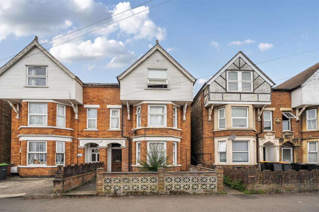 8 bedroom semi-detached house