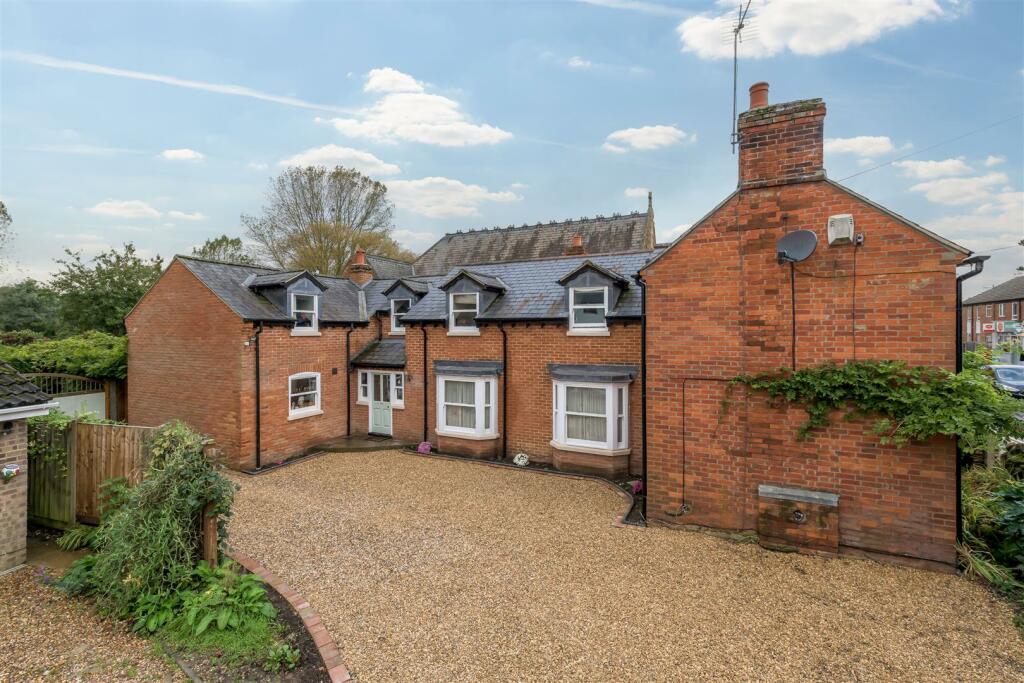 4 bedroom detached house for sale in High Street, Clapham, Bedford, MK41