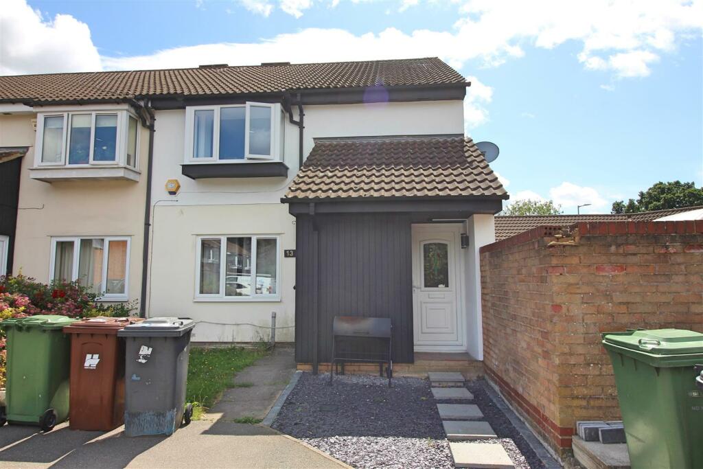 2 bedroom flat for sale in Bray Close, Borehamwood, WD6