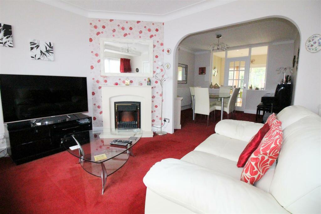 3 bedroom terraced house for sale in Whitehouse Avenue, Borehamwood, WD6