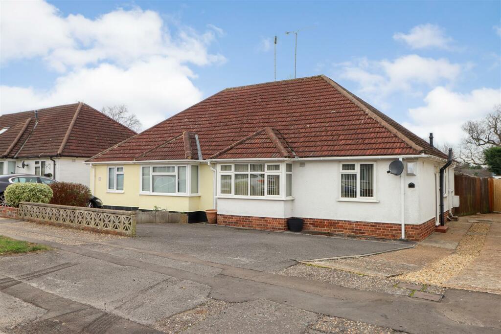 2 bedroom semidetached bungalow for sale in Ringley Road, Horsham, RH12