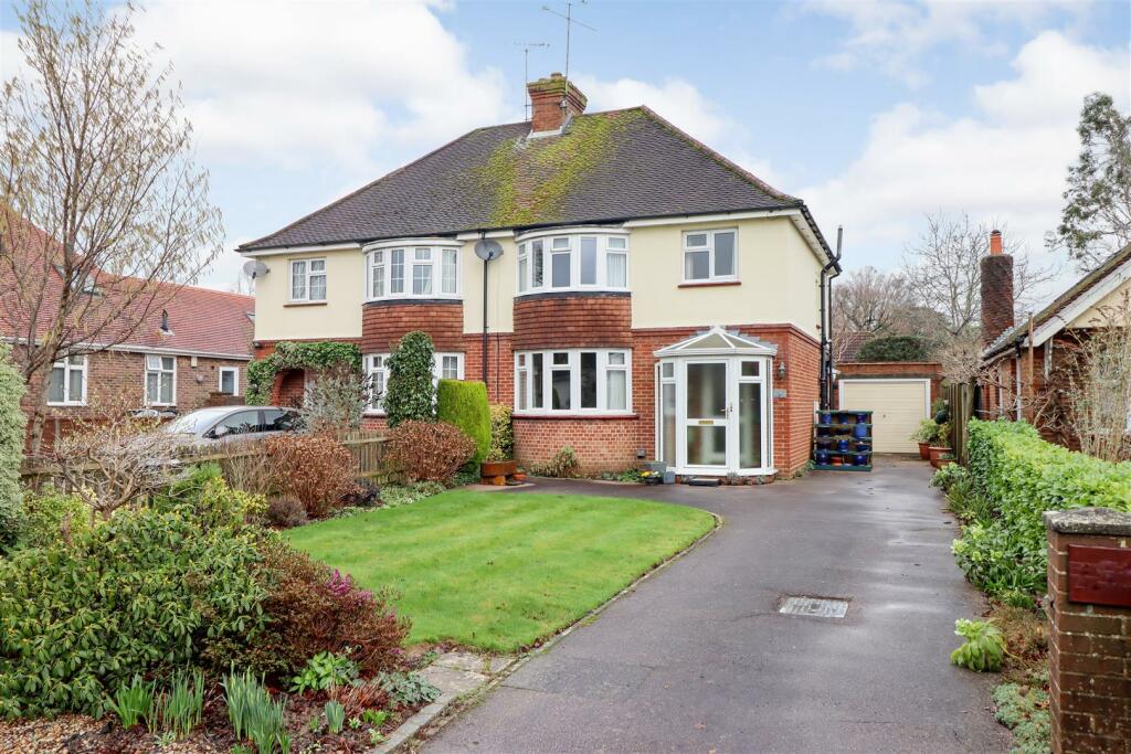 3 bedroom semidetached house for sale in Comptons Lane, Horsham, RH13