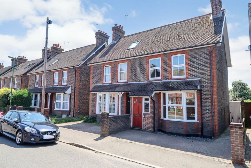 3 bedroom semidetached house for sale in Swindon Road, Horsham, RH12