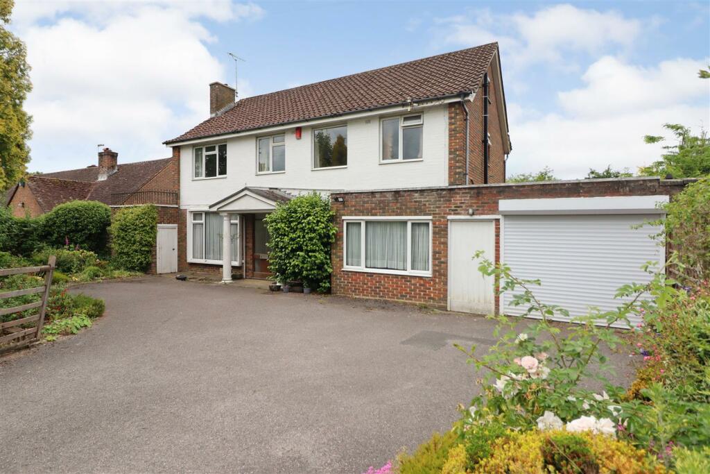 5 bedroom detached house for sale in Comptons Lane, Horsham, RH13