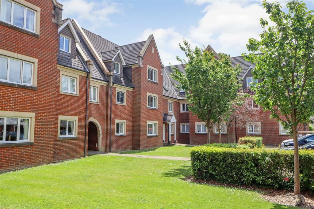 3 bedroom flat for sale in Tanbridge Park, Horsham, RH12