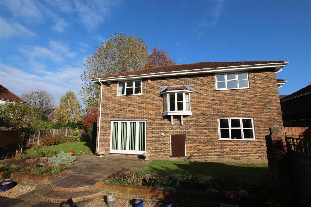4 bedroom detached house for sale in Ashleigh Road, Horsham, RH12