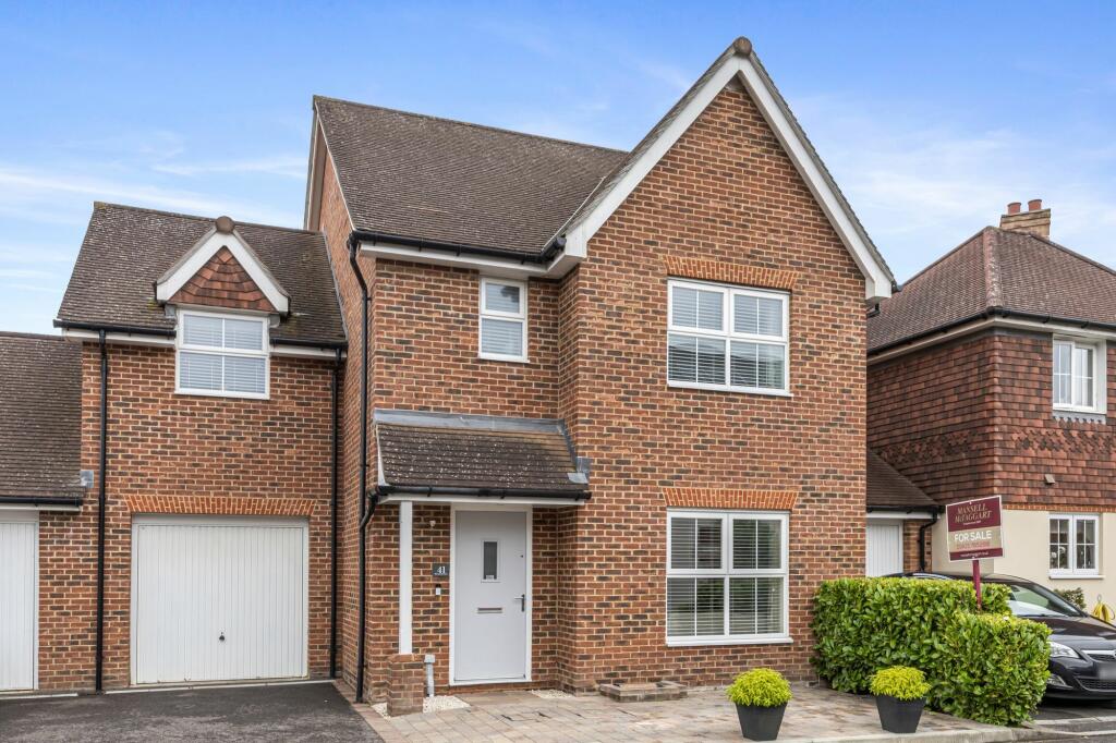 4 bedroom link detached house for sale in Honeysuckle Drive