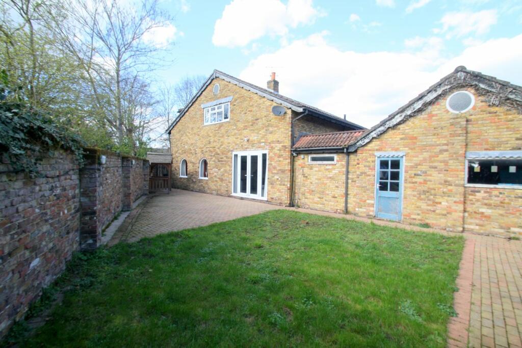5 bedroom detached house for sale in Farmers Road, Surrey, STAINESUPON