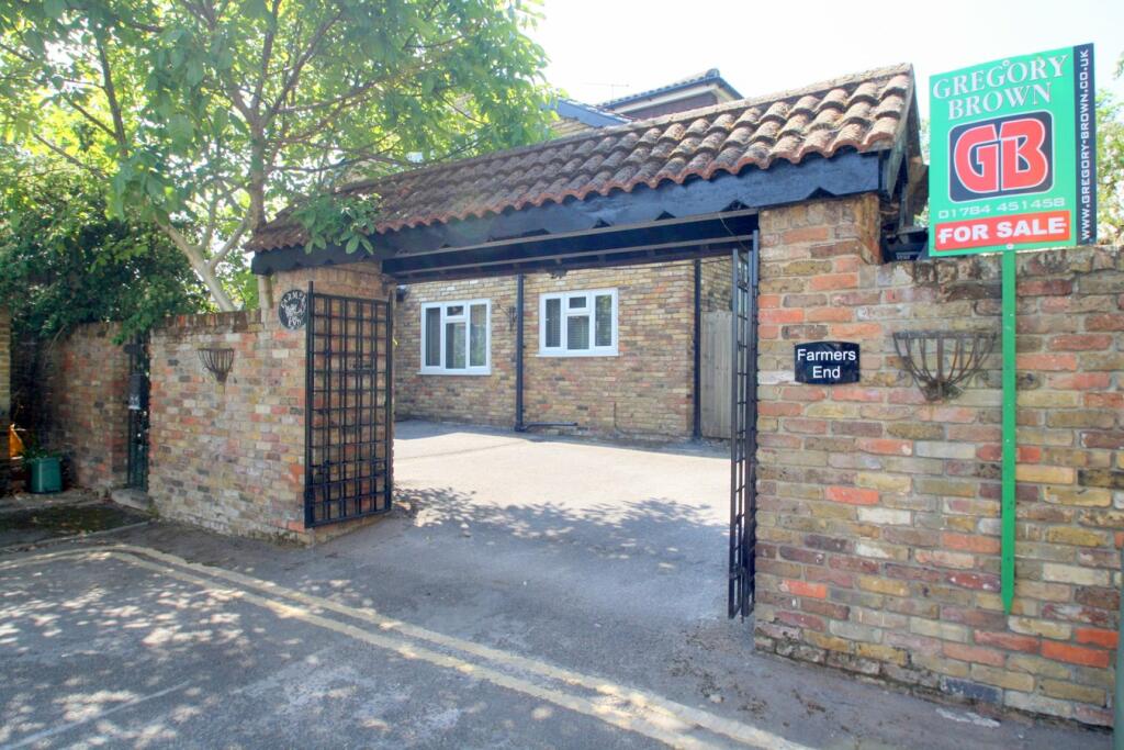 5 bedroom detached house for sale in Farmers Road, Surrey, STAINESUPON