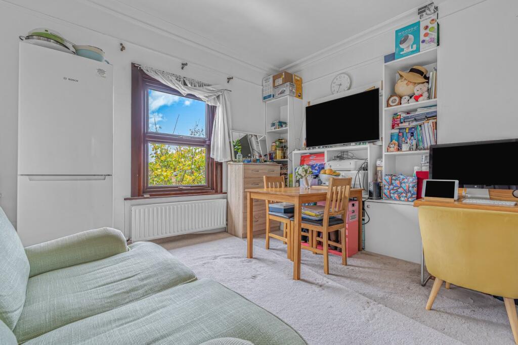 Main image of property: 39 Leacroft, Surrey, STAINES-UPON-THAMES, TW18