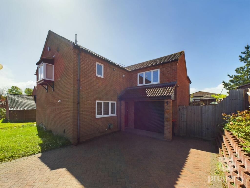5 bedroom detached house for sale in Craddocks Close, Bradwell, MK13