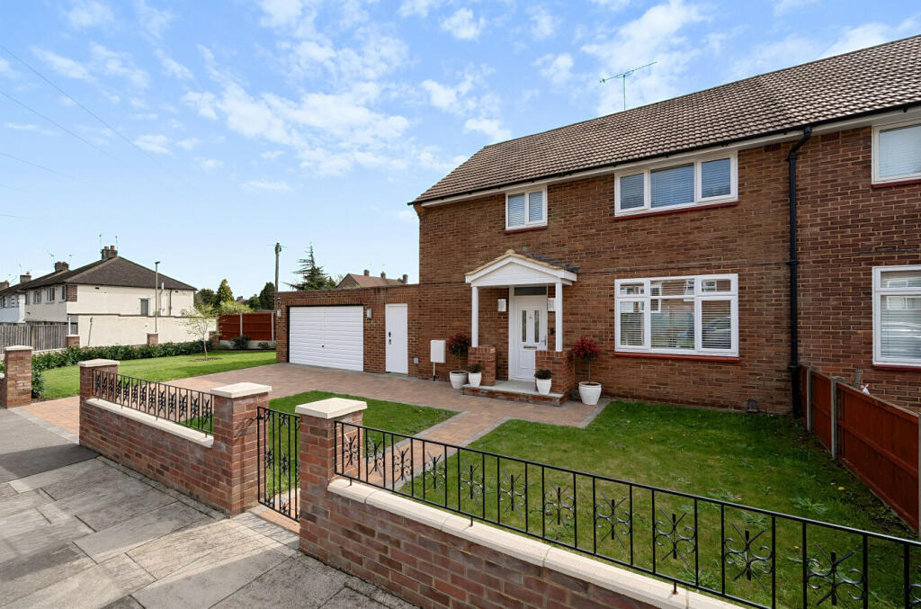 3 bedroom semidetached house for sale in Amherst Drive, Orpington, BR5